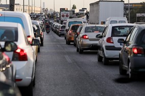 Σφίγγει ο κλοιός της ΑΑΔΕ – "Τσουχτερά" πρόστιμα για απλήρωτα τέλη κυκλοφορίας